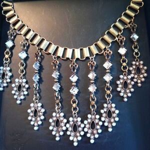 Brand new women's beautiful gold and pearl like necklace